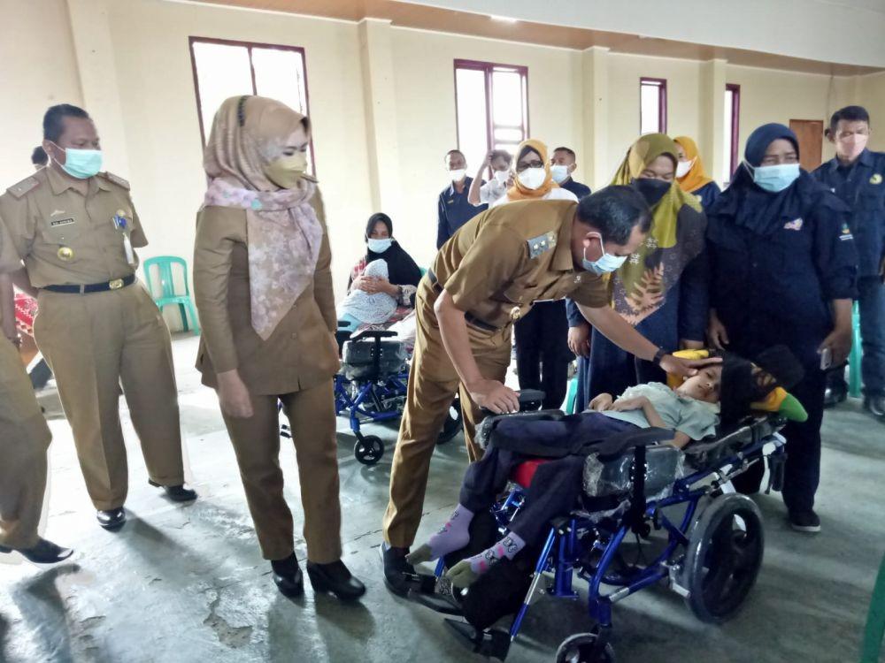 Difabel, Anak dan Lansia Terlantar 3 Kecamatan Tanggamus Terima Bantuan