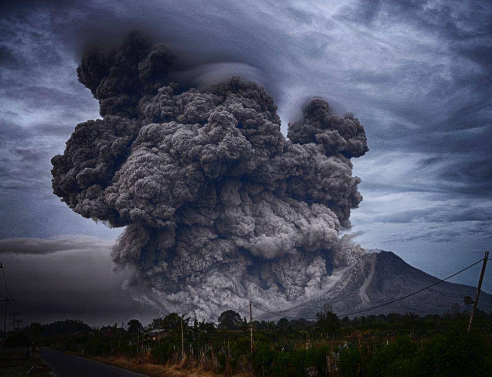 Ilustrasi erupsi gunung api (unsplash.com/Yosh Ginsu)