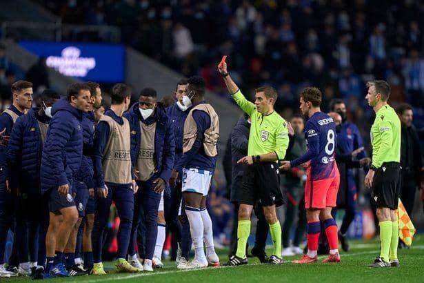 Tiga kartu merah keluar dari kantong wasit di laga Porto versus Atletico Madrid / Daily Mirror