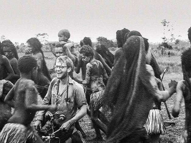 Michael Rockefeller bersama sekelompok suku (smithsonianmag.com)