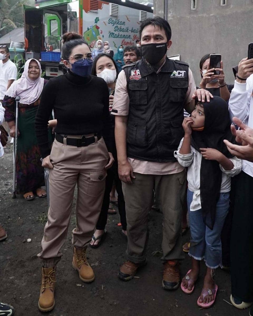 Ashanty bareng Hermansyah Foundation dan AExpert Peduli di Posko Semeru [7/12/2021) (Instagram.com/ashanty_ash/)