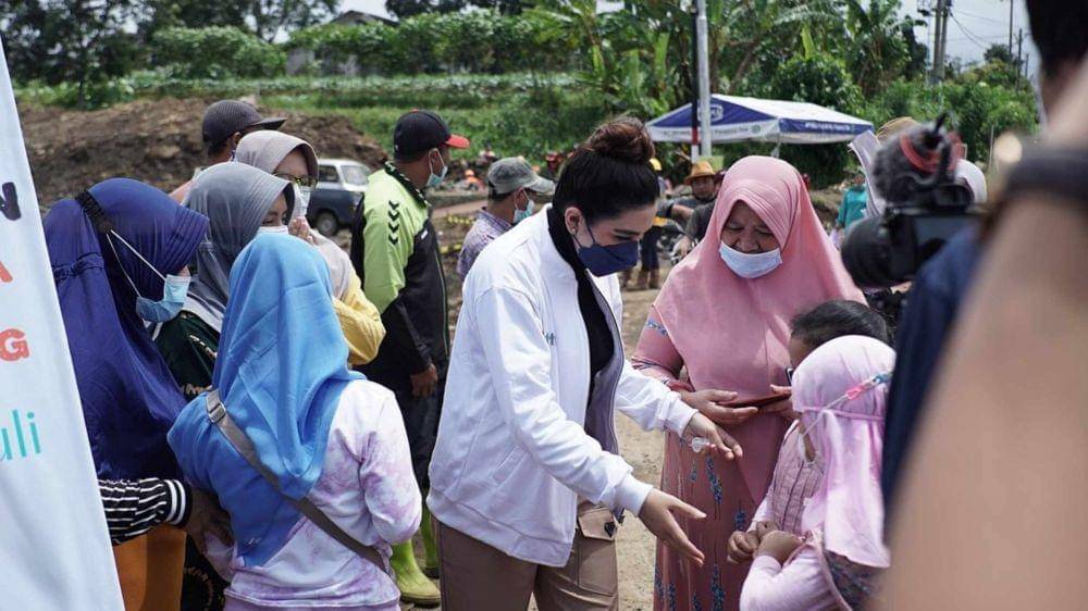 Ashanty bareng Hermansyah Foundation dan AExpert Peduli di Posko Semeru [7/12/2021) (Instagram.com/ashanty_ash/)