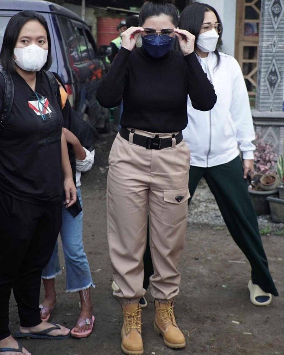 Ashanty bareng Hermansyah Foundation dan AExpert Peduli di Posko Semeru [7/12/2021) (Instagram.com/ashanty_ash/)