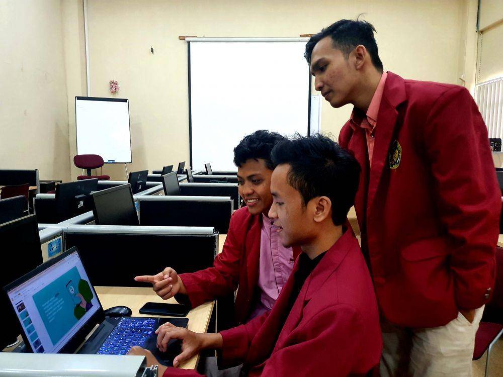 Mahasiswa UMM perancang aplikasi AJARI untuk pembelajaran Alquran. Dok/Humas UMM