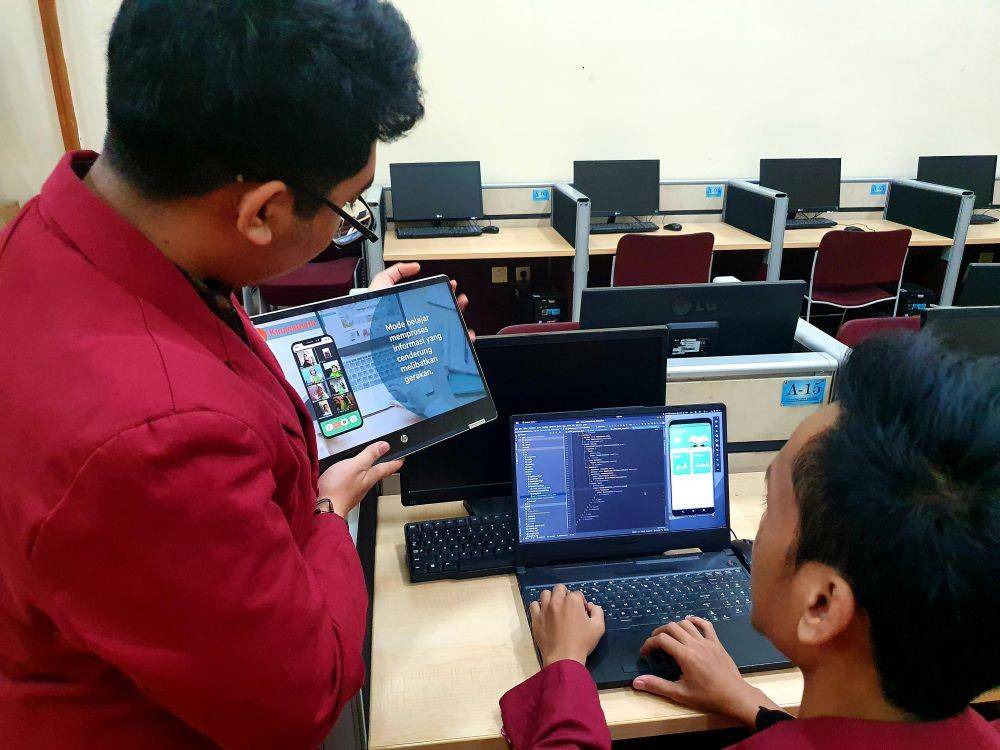 Mahasiswa UMM saat membuat aplikasi pembelajaran Alquran. Dok/Humas UMM