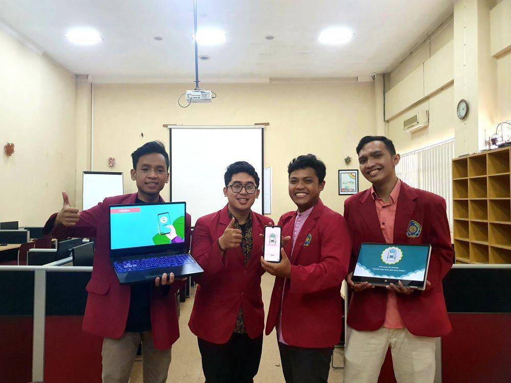 Mahasiswa UMM menunjukkan aplikasi AJARI yang mereka ciptakan. Dok/Humas UMM