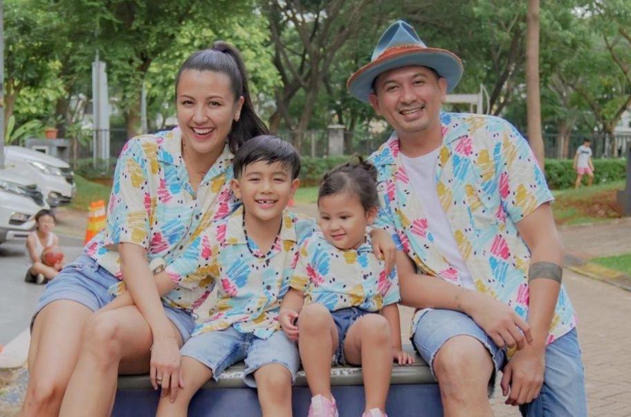 10 Potret Keluarga Ryan Delon Kompak Pakai Baju Kembar, bak Kakak-Adik