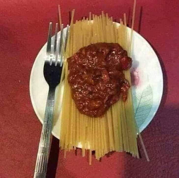 foto orang makan dengan cara aneh (instagram.com/humorsantuy)
