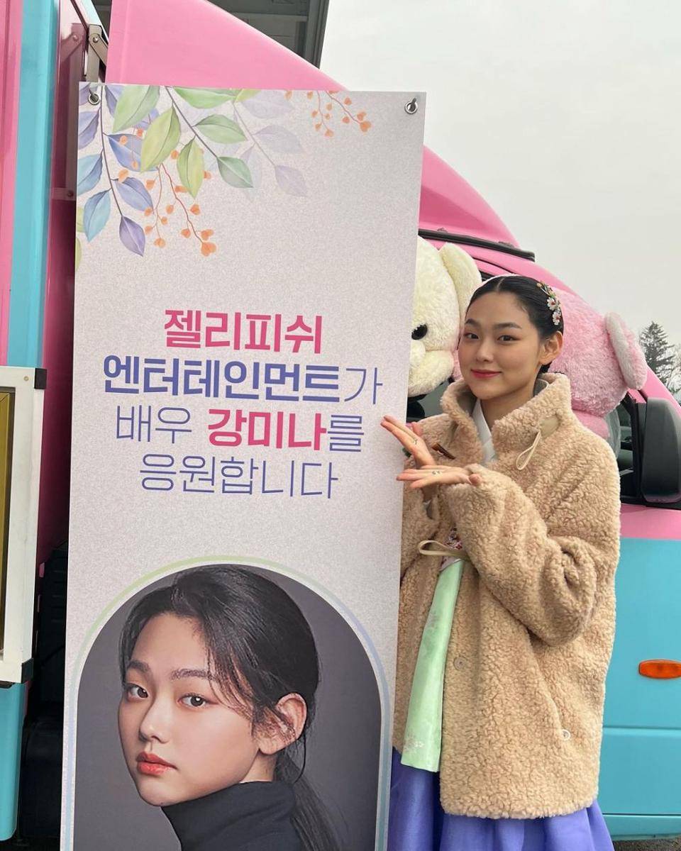 Kang Mina di balik layar drama Moonshine (instagram.com/_happiness_o)
