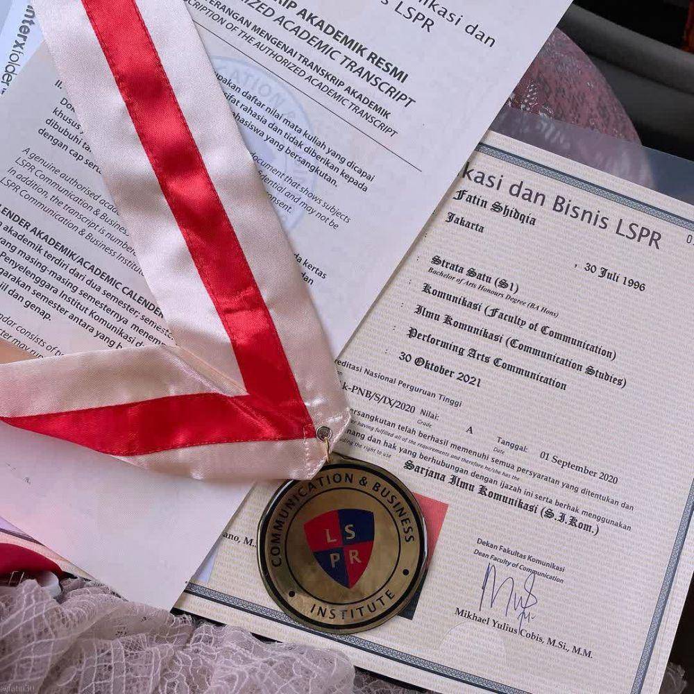 Wisuda Fatin Shidqia Lubis (instagram.com/fatin30)