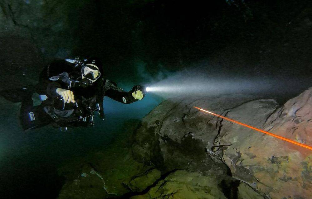 ilustrasi cave diving (instagram.com/simone_n)