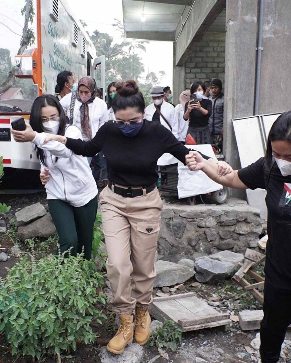 Ashanty bareng Hermansyah Foundation dan AExpert Peduli di Posko Semeru [7/12/2021) (Instagram.com/ashanty_ash/)