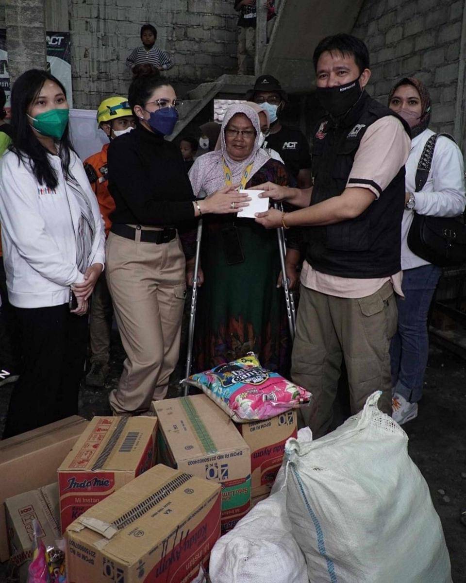 Ashanty bareng Hermansyah Foundation dan AExpert Peduli di Posko Semeru [7/12/2021) (Instagram.com/ashanty_ash/)