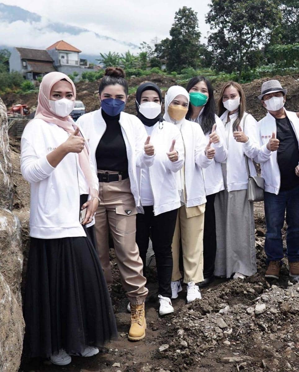 Ashanty bareng Hermansyah Foundation dan AExpert Peduli di Posko Semeru [7/12/2021) (Instagram.com/ashanty_ash/)
