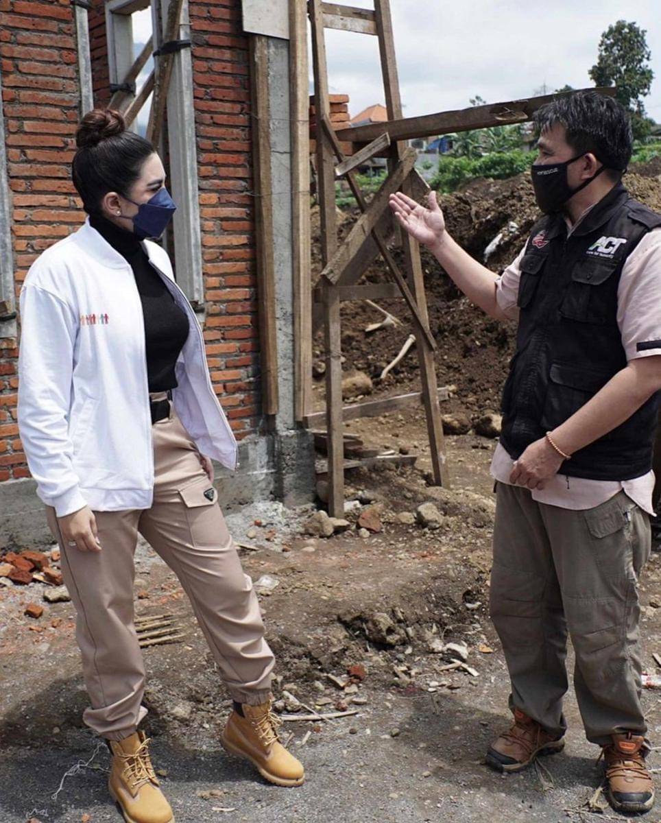 Ashanty bareng Hermansyah Foundation dan AExpert Peduli di Posko Semeru [7/12/2021) (Instagram.com/ashanty_ash/)