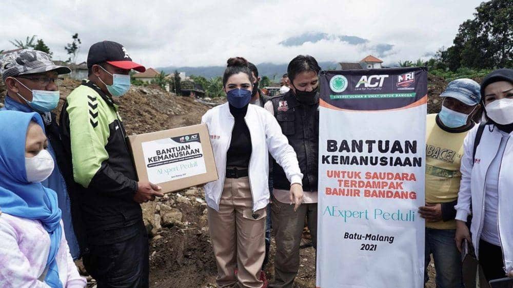Ashanty bareng Hermansyah Foundation dan AExpert Peduli di Posko Semeru [7/12/2021) (Instagram.com/ashanty_ash/)