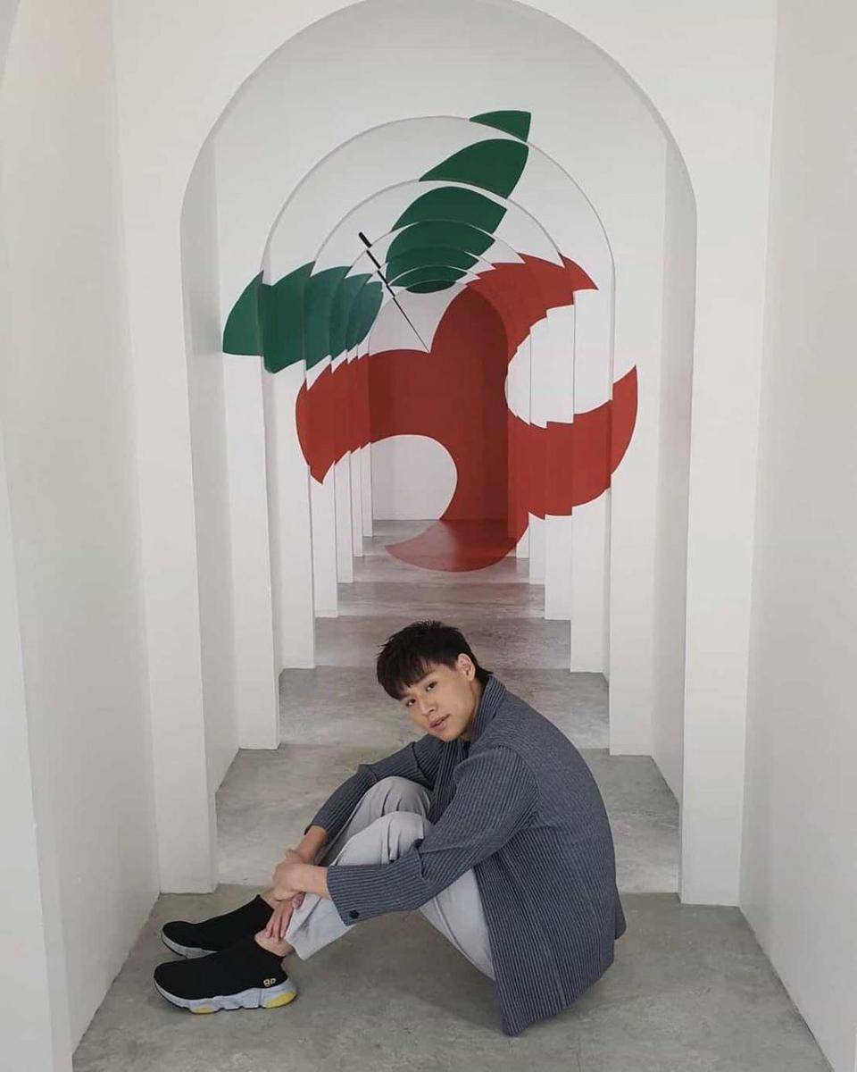 Outfit monokrom ala Billkin Putthipong (instagram.com/bbillkin)