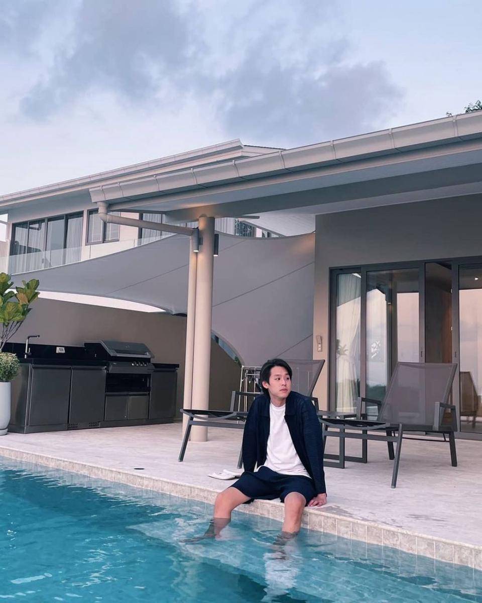 Outfit monokrom ala Billkin Putthipong (instagram.com/bbillkin)