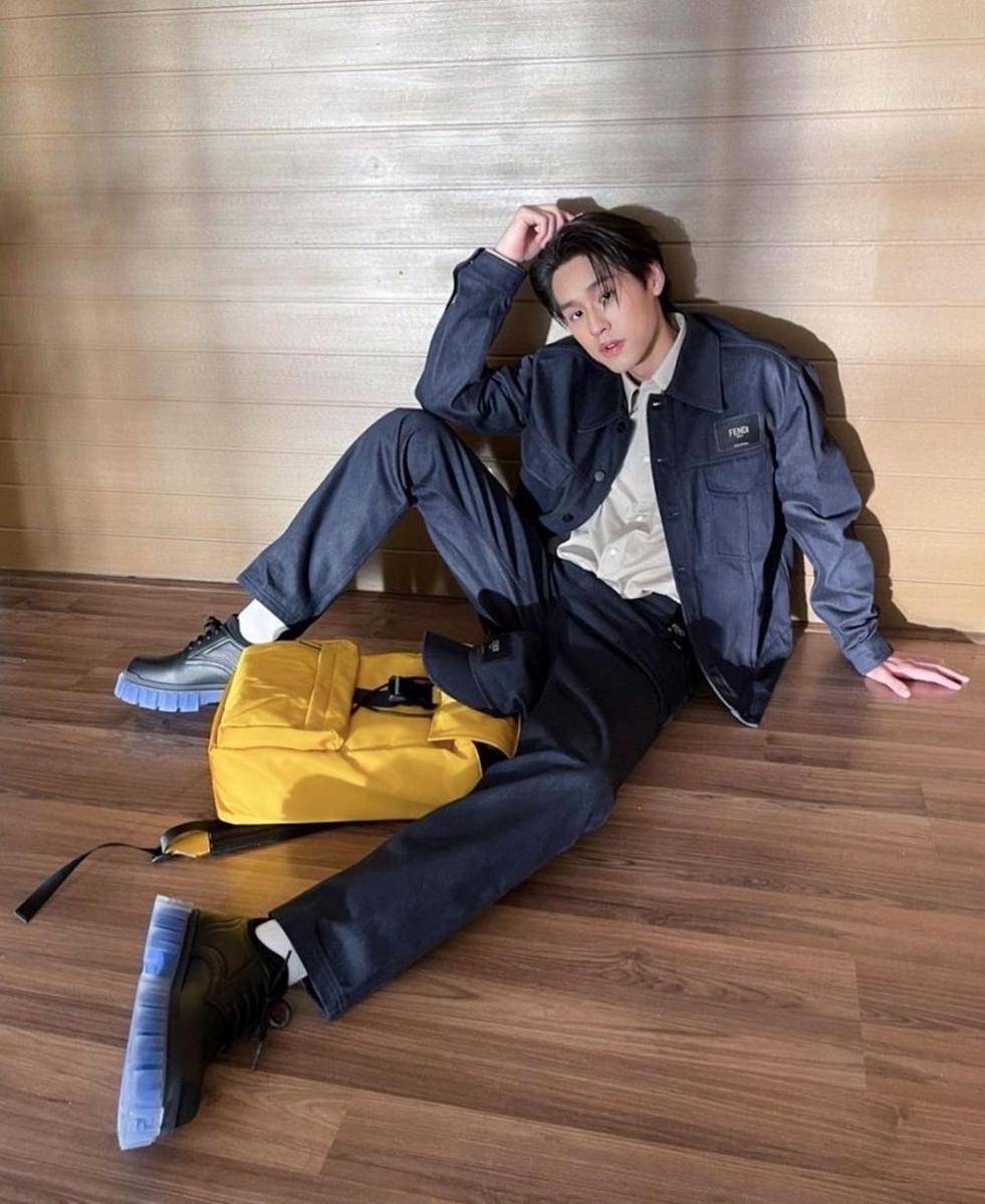 Outfit monokrom ala Billkin Putthipong (instagram.com/bbillkin)