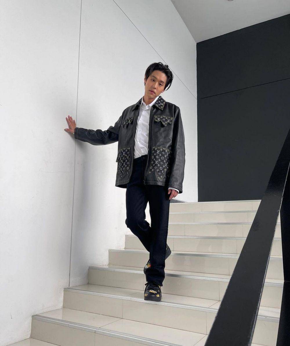 Outfit monokrom ala Billkin Putthipong (instagram.com/bbillkin)