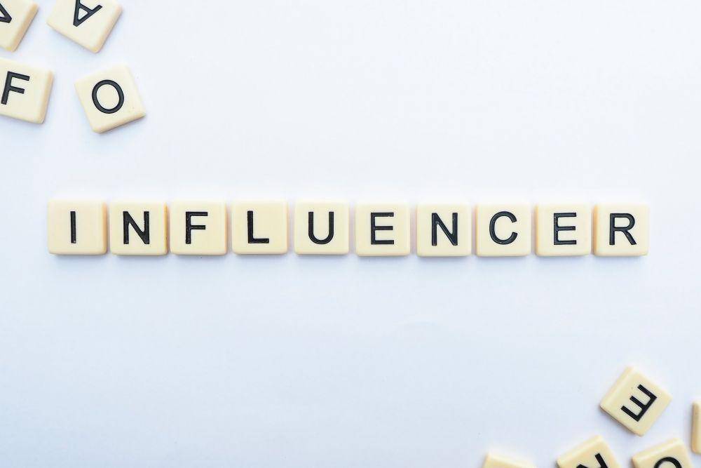 kumpulan huruf bertuliskan influencer (unsplash.com/diggitymarketing)