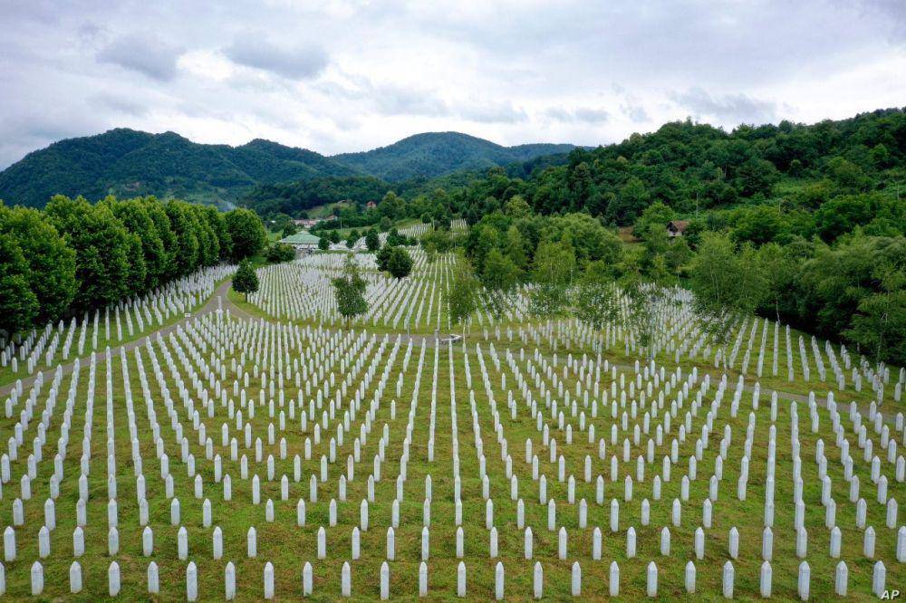 Pemakaman korban pembantaian Sebrenica di Bosnia-Herzegovina. (twitter.com/TeamAlbanians)