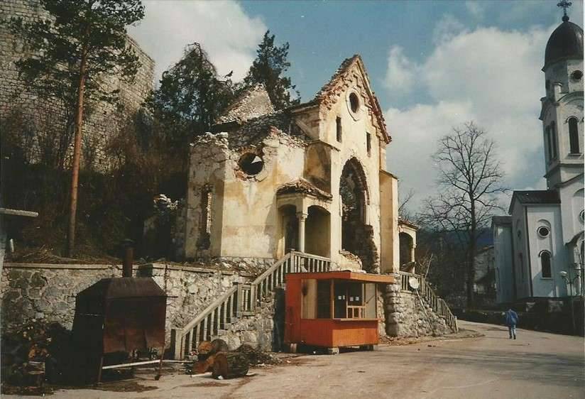 Gereja Katolik yang hancur dalam Perang Bosnia. (twitter.com/LavBosniak)