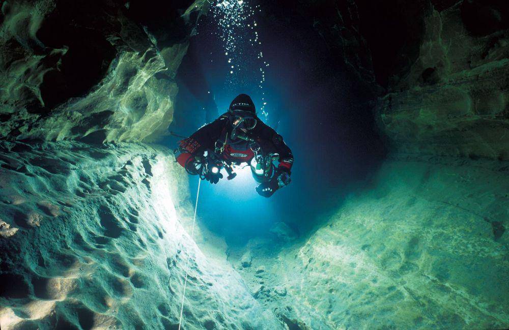 ilustrasi cave diving (deeperblue.com)