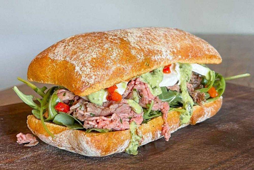roast beef sandwich (instagram.com/nobleeatery)