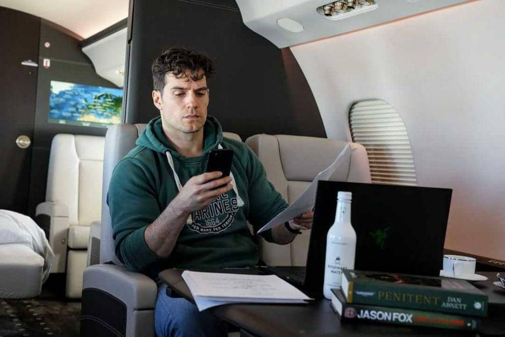 Kian Menawan, 10 Pesona Henry Cavill yang Bikin Jatuh Hati