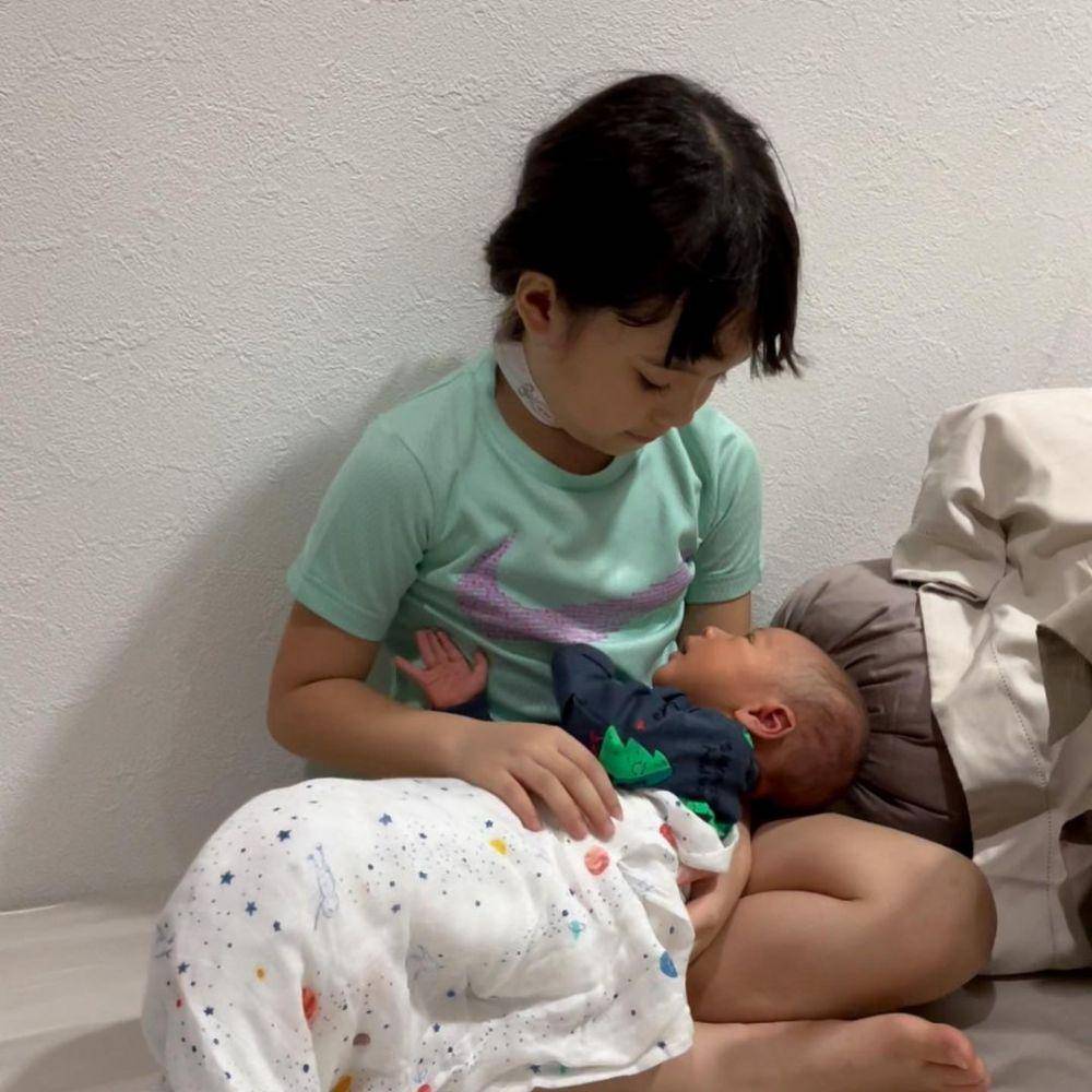 Gempi gendong baby Rayyanza. (instagram.com/gisel_la)