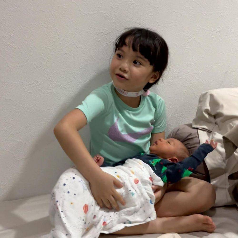 Gempi gendong baby Rayyanza. (instagram.com/gisel_la)