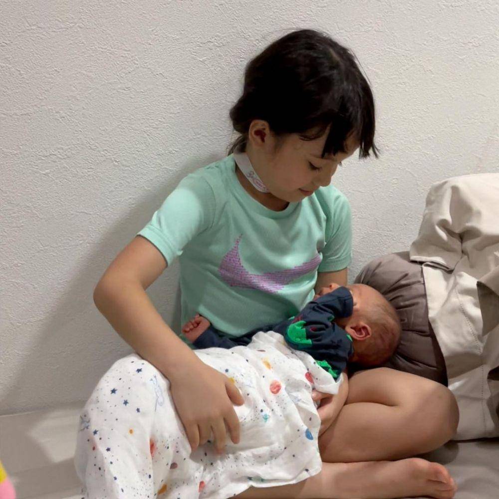 Gempi gendong baby Rayyanza. (instagram.com/gisel_la)
