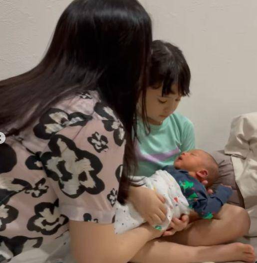 Gempi gendong baby Rayyanza. (instagram.com/gisel_la)