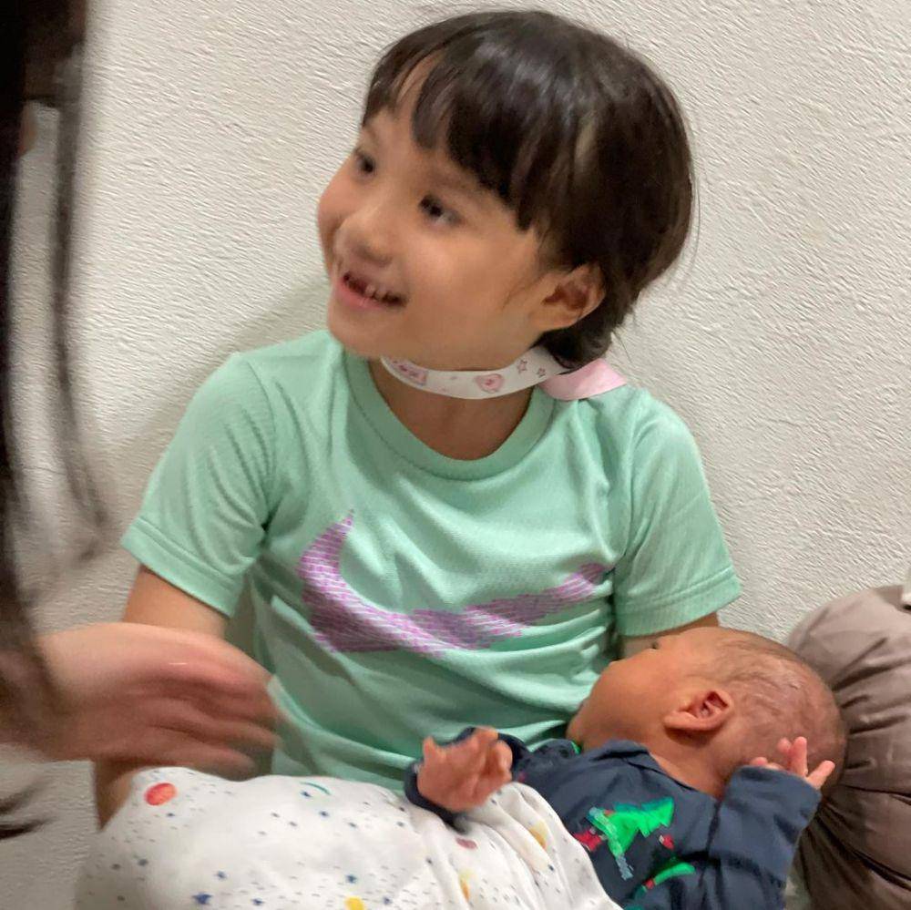 Gempi gendong baby Rayyanza. (instagram.com/gisel_la)