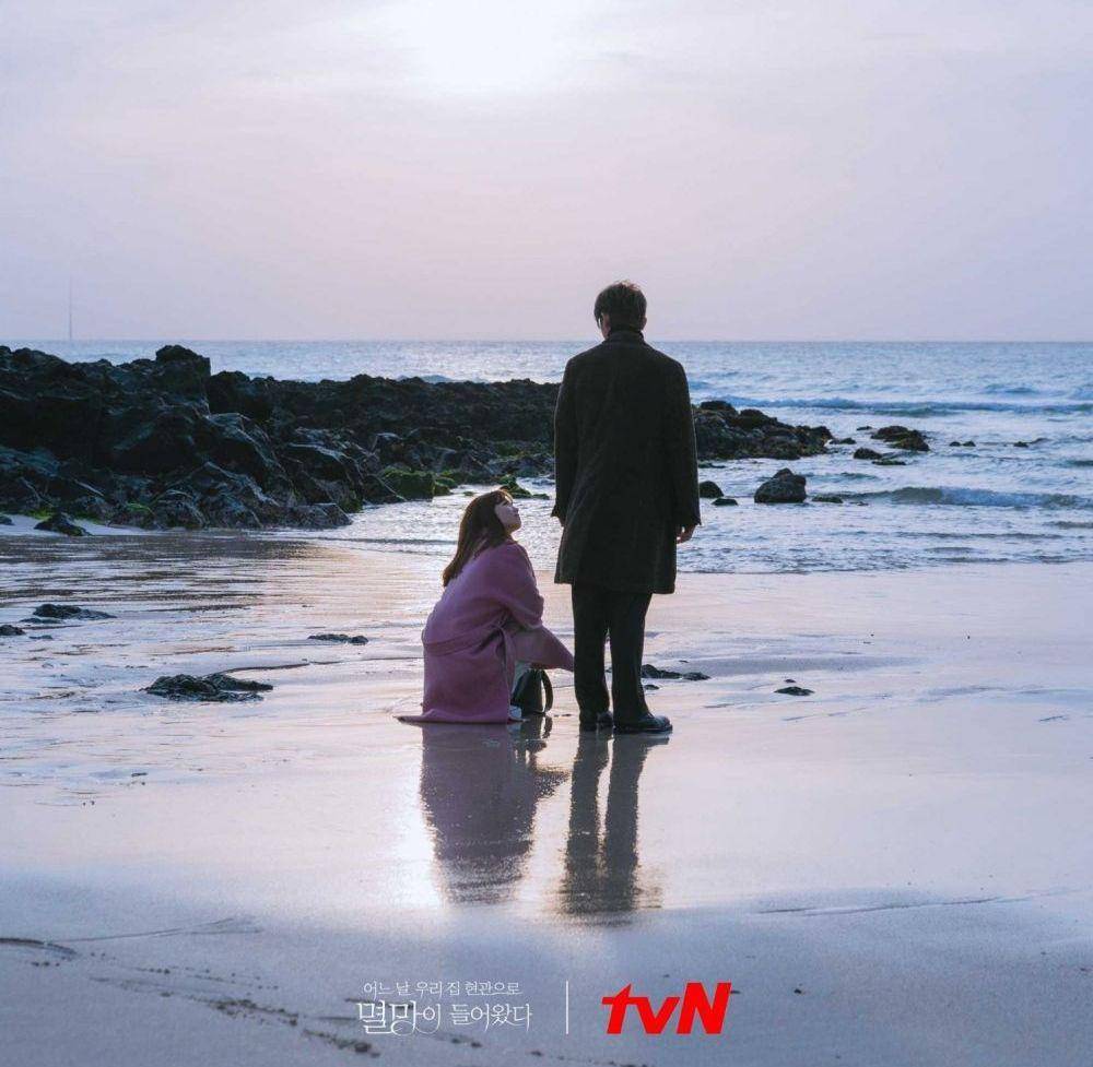 Park Bo Young dan Seo In Guk di Handam Coastal Walk (dok. tvN/Doom at Your Service)