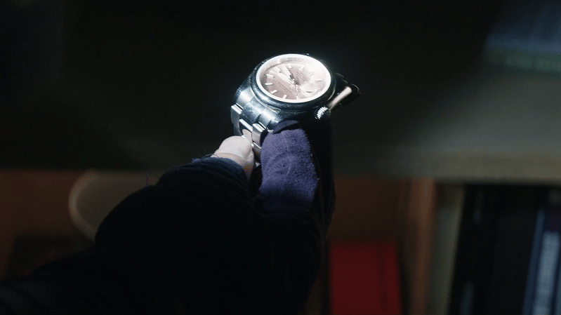 Rolex misterius yang diambil Tracksuit Mafia. (Disney+ Hotstar/Hawkeye)