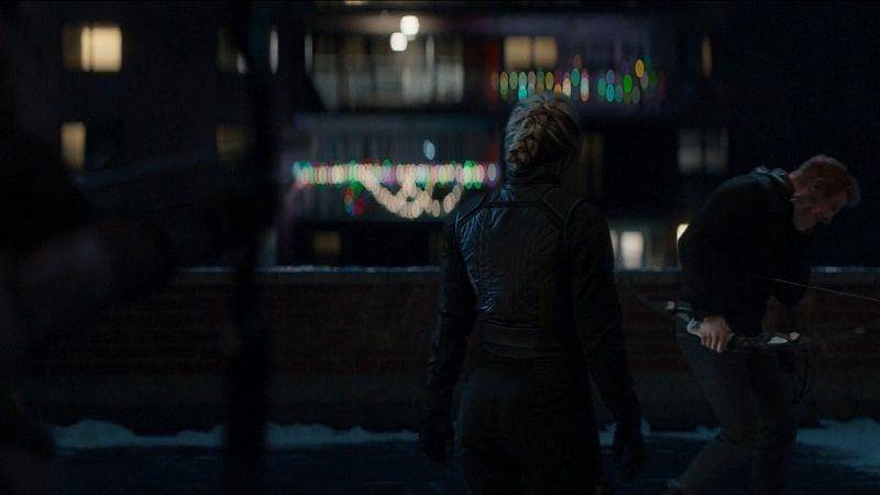 Kate membidik musuh Clint di episode 4 Hawkeye. (Disney+ Hotstar/Hawkeye)