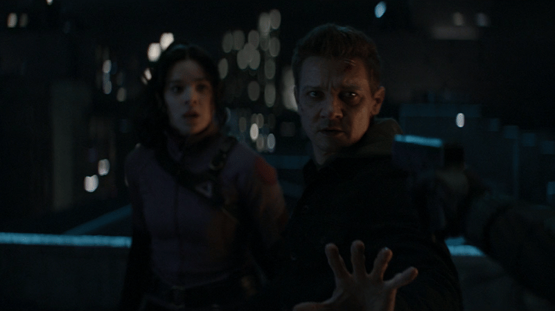 Clint Barton mencoba melindungi Kate Bishop. (Disney+ Hotstar/Hawkeye)