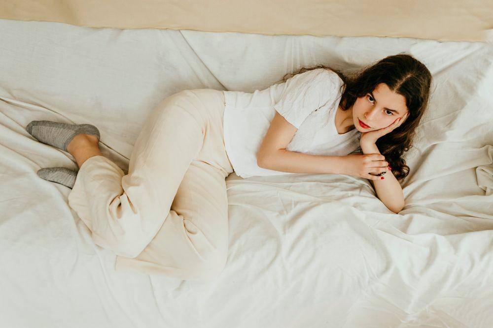 ilustrasi wanita bersantai (unsplash.com/houcine ncib)