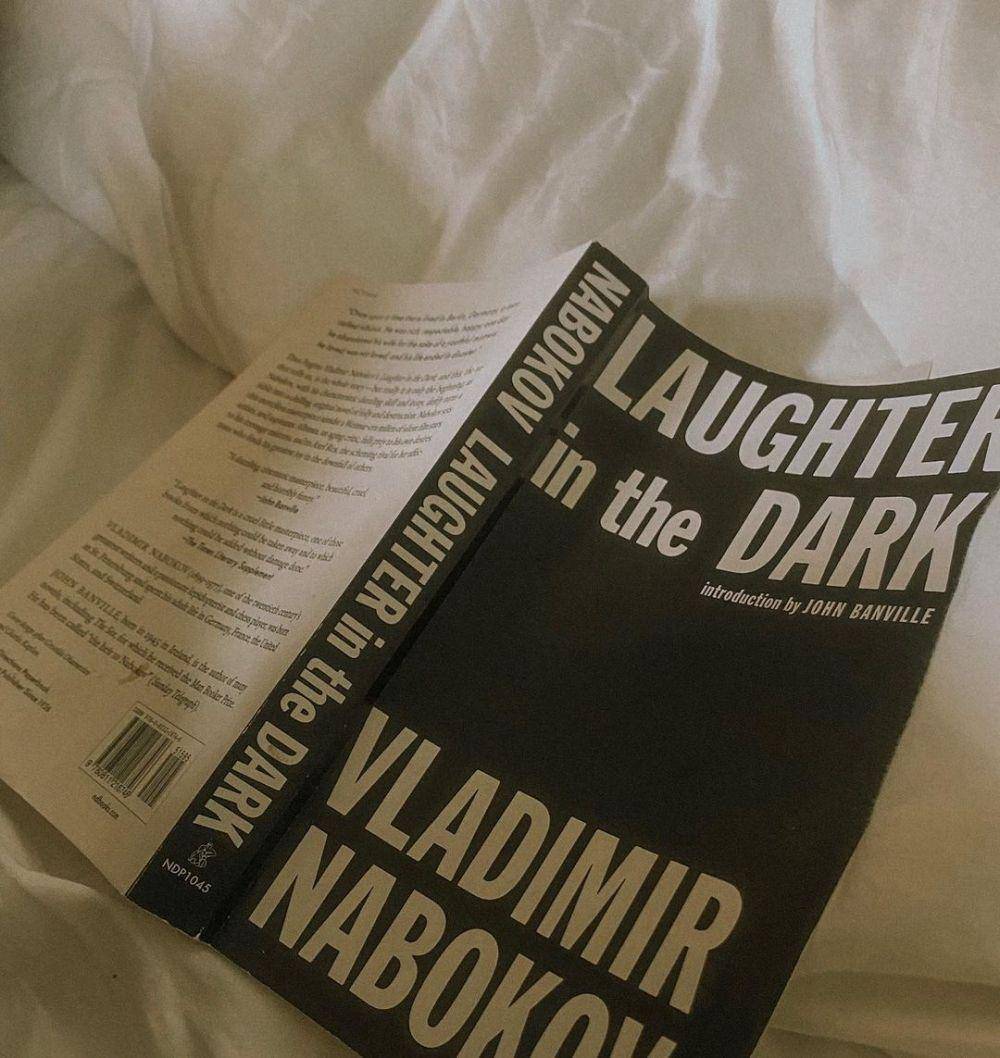 Laughter in the Dark karya Vladimir Nabokov (instagram.com/ibbby_g)