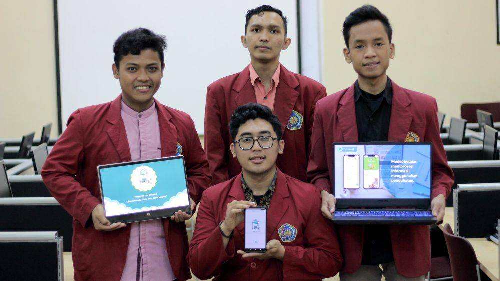 Tiga mahasiswa UMM memperlihatkan aplikasi pembelajaran Alquran. Dok/Humas UMM