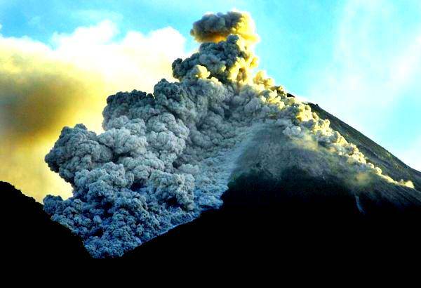 gambar letusan Gunung Merapi tahun 2010 (go-volcano.com)