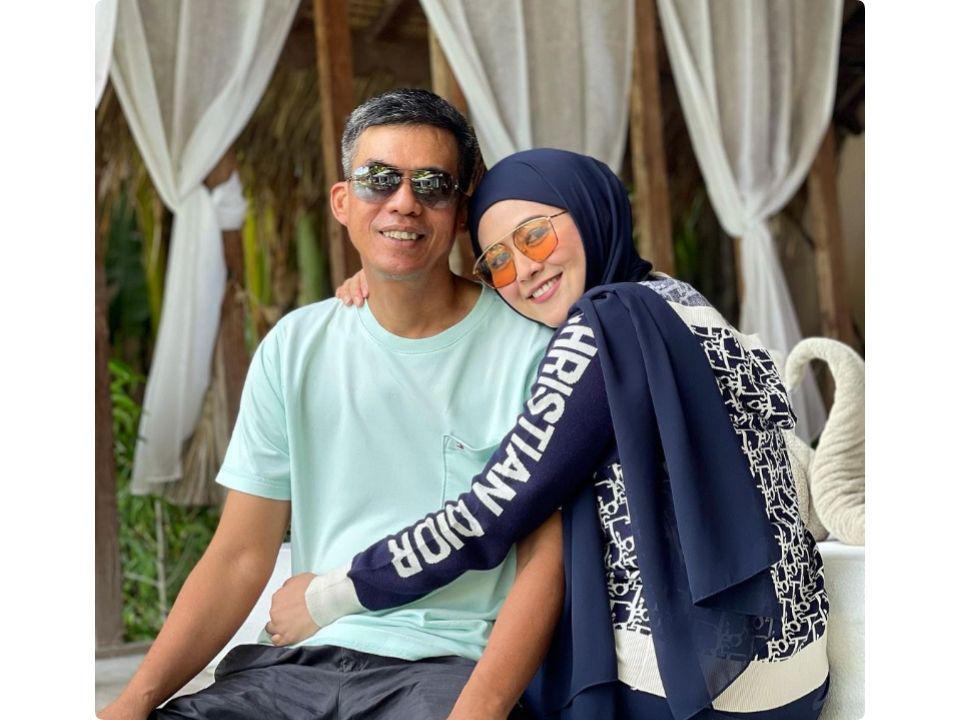 10 Potret Meggy Wulandari, Mantan Kiwil, yang Mesra Terus dengan Suami