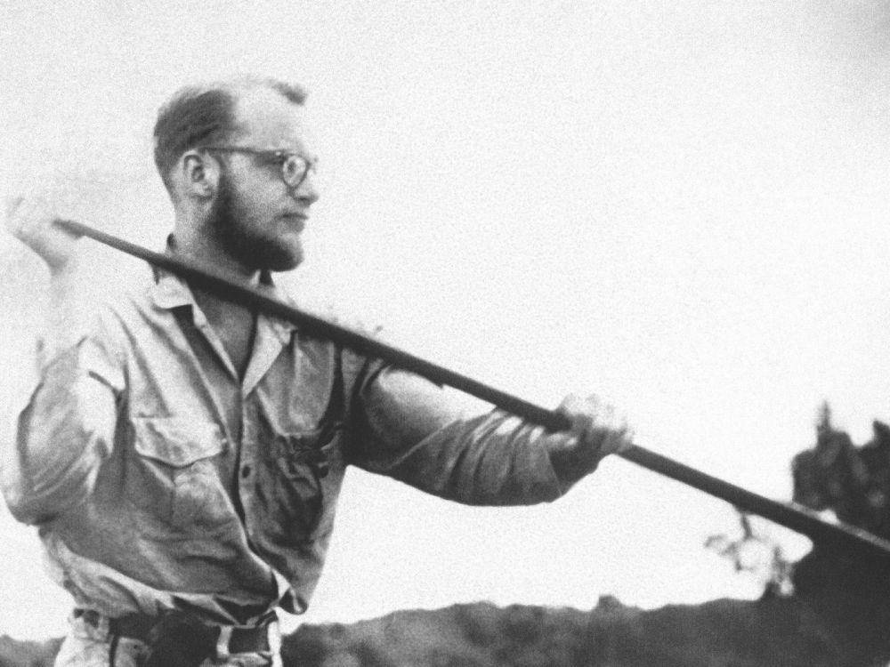 Michael Rockefeller saat mendayung perahu (vox.com)
