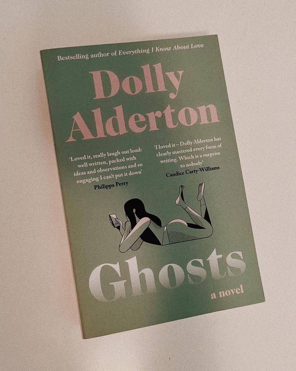 Ghost oleh Dolly Alderton (instagram.com/minimalistshelves)