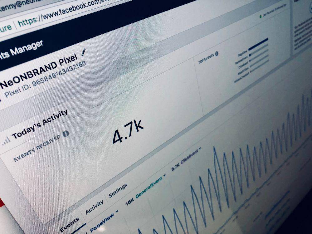 ilustrasi data saat menggunakan Facebook ads (unsplash.com/neonbrand)
