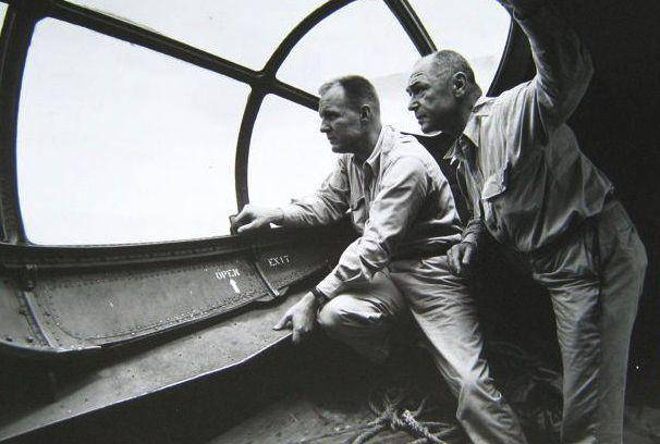 Pencarian Michael Rockefeller dengan sebuah pesawat (catawiki.com)