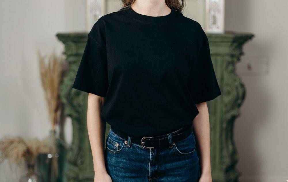 ilustrasi oversized t-shirt (pexels.com/cottonbro)