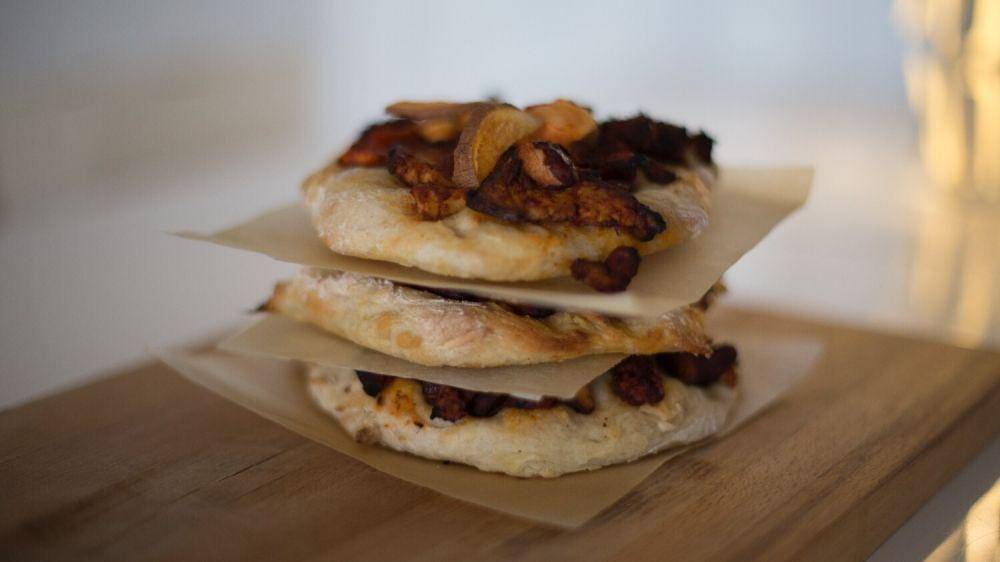 ilustrasi apple and eccles cake (pexels.com/Ela Haney)